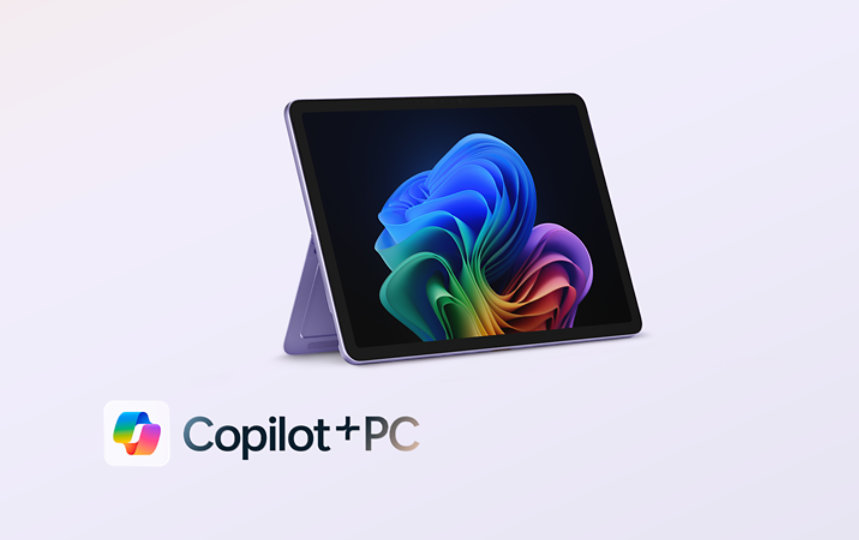 Eine Schrägansicht zeigt ein Surface Pro, Copilot+ PC, 12 Zoll in der Farbe Violett mit ausgeklapptem Kickstand.