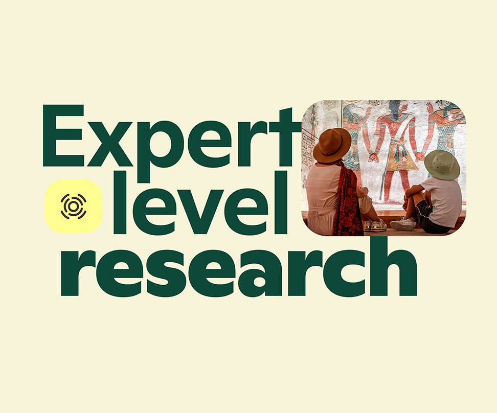 Bilde av to sittende personer som ser på et gammelt veggmaleri med stor tekst og Copilot Deep Research-ikonet lagt på en lysegul bakgrunn
